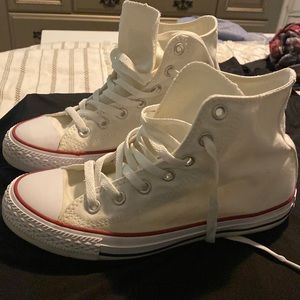 Men's 5.5, women's 7.5 high top white converse only worn a couple times.